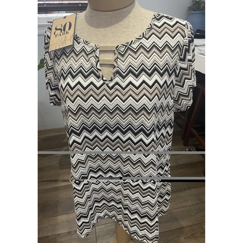 New! Chevron Print Keyhole V neck Top Metal Detail XL Tan Black White Office Y2K